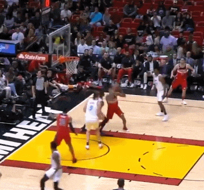 越老不仅越骚还越皮!韦德用手戳乌布雷耳朵吃t,乌布雷反应亮了