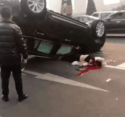 女司机被撞出车外,被自己车轧头身亡