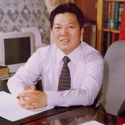 李兆会小学毕业时,李海仓创建了山西省海鑫钢铁有限公司.