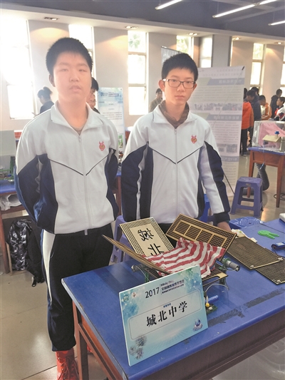 城北中学学生和他们发明的自动叠衣服机器