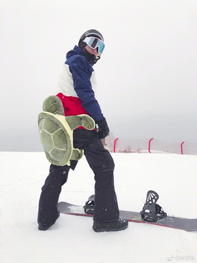 林更新晒滑雪照自称萌新软妹 新滑雪装备亮瞎眼！