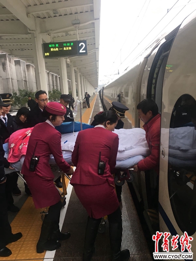 中国青年报:合福高铁上演爱心接力，为病人紧急开通生命通道