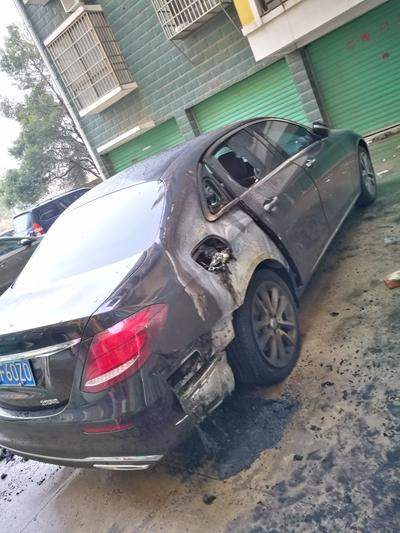 奔驰E级提车32天即自燃 车主陷入“维权拉锯战”