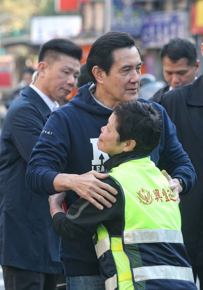 1518577567408614.jpg 马英九发春联被女性摊主求合照。(图片来源:台湾联合新闻网)