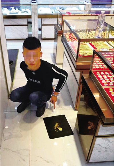 犯罪嫌疑人辛某指认作案现场。南国都市报 图
