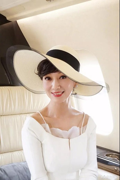 赵雅芝竟是比心鼻祖 你可曾见过她18岁的样子?