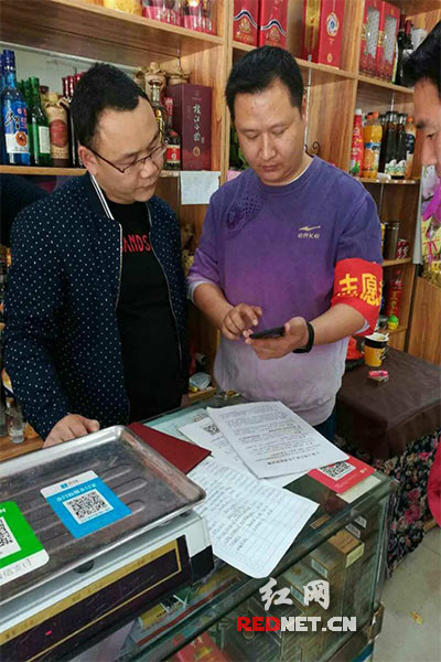 个体户年报遇困惑 宁乡市食药工质局派人手把