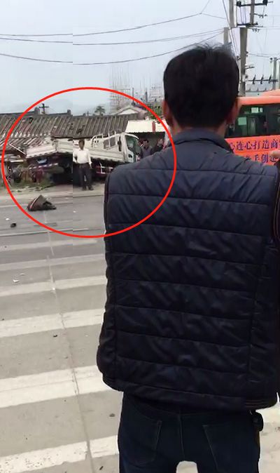 惨烈!麒麟镇一摩托车被货车撞飞,监控还原出事