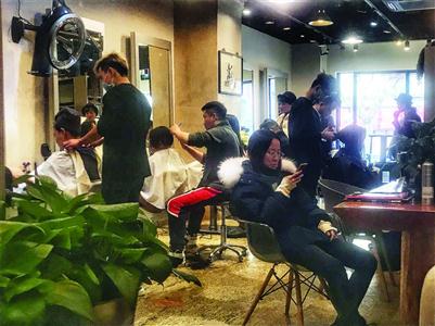 淮海路附近一家美发店内最近几天一直顾客盈门,发型师忙得不可开交。 /晨报记者 朱影影