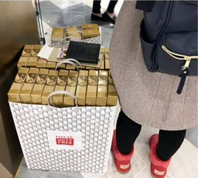 一位游客的乐天购物袋里,塞满了化妆品