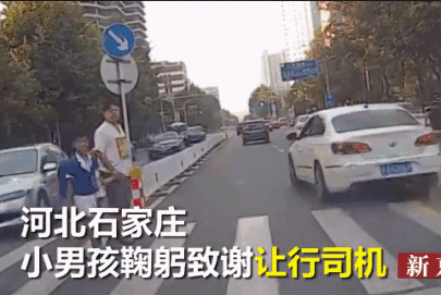正文      ▌9月4日,辽宁大连,小学生为停车让行的司机点赞.