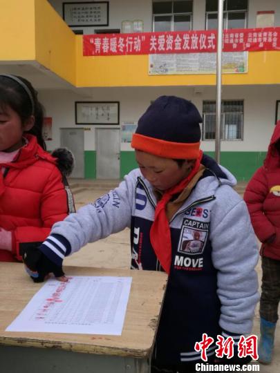 中国新闻网:“冰花男孩”领到捐款 首批10万元捐款抵达鲁甸