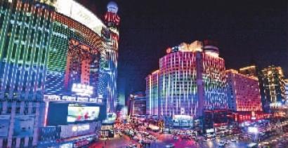 编者按 有人说:评价一座城市美不美,白天看绿化,夜晚看亮化。夜幕降临,来往于城市的街路,品味城市的韵律,璀璨的灯光亮化无疑是城市风情的最佳体现。 随着科学技术的进步,社会的发展,建筑也越来越丰富多彩,城市面貌日新月异,城市景观对建筑物的要求也越来越高,不仅要求建筑物在白天能体现其优美的造型,而且要求建筑物在夜间也能展现出迷人的风采,给城市的夜间景观增添气氛。
