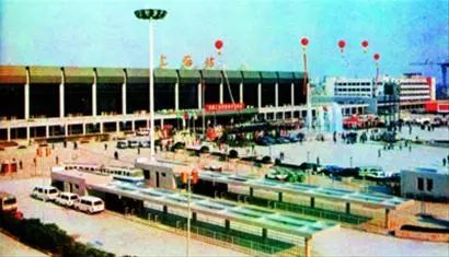 上海2002年出生人口_2002年上海旅游节开幕 万人通宵狂欢上海滩