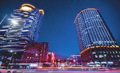 编者按 有人说:评价一座城市美不美,白天看绿化,夜晚看亮化。夜幕降临,来往于城市的街路,品味城市的韵律,璀璨的灯光亮化无疑是城市风情的最佳体现。 随着科学技术的进步,社会的发展,建筑也越来越丰富多彩,城市面貌日新月异,城市景观对建筑物的要求也越来越高,不仅要求建筑物在白天能体现其优美的造型,而且要求建筑物在夜间也能展现出迷人的风采,给城市的夜间景观增添气氛。