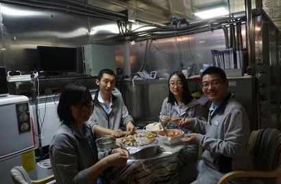 月宫一号志愿者太空舱过年 年夜饭蔬菜在舱内