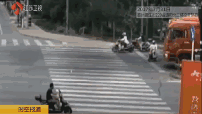 *随意停车下客 儿童窜出马路被撞