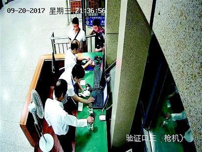 图为:王某通过火车站验票闸口