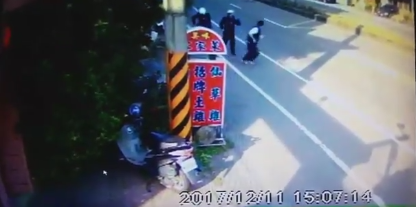 新竹两名警察抓一个通缉犯。（图片来源：台媒）