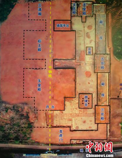 图为航拍“道教祖庭”江西龙虎山大上清宫遗址:遵照中轴线对称布局原则,大上清宫的主体建筑龙虎门、玉皇殿、后土殿、三清阁遗存依山势自南向北依次排列。(翻拍图片) 王剑 摄