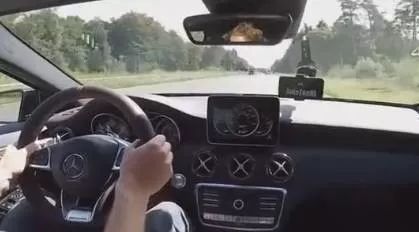 最强小钢炮奔驰AMG A45上了不限速高速，见车就超