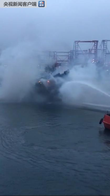 央视新闻:广西一渔船起火沉没阻航道 北海至涠洲岛停航