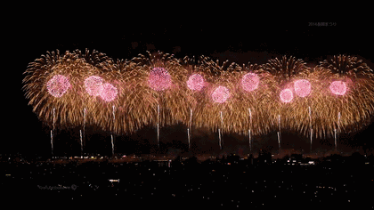 十分喜欢看别人放一起感受节日的喜庆,还不用花钱买炮 你喜欢放烟花不