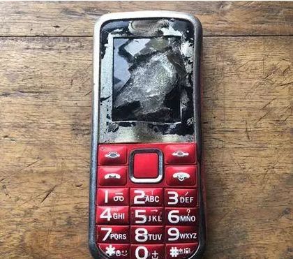 ▲发生爆炸后的手机的残骸。