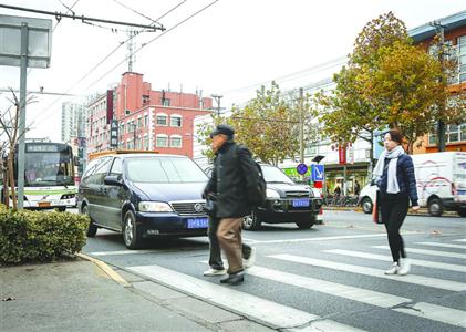 营口路黄兴公园门口横道线处,许多车主自觉停车礼让行人。 /晨报记者 张佳琪
