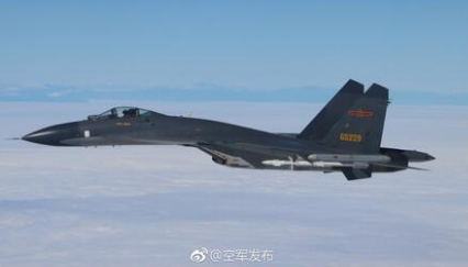 中国空军实施“绕岛巡航”等训练