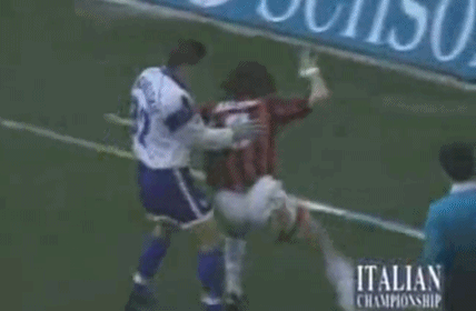 今天的gif秀,小编为您带来: 马尔蒂尼精彩攻防集锦 前方多图预警!