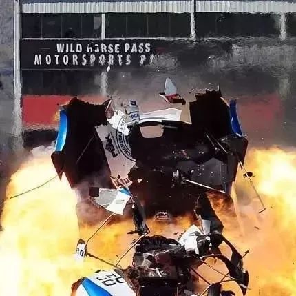 68岁老人用生命在玩车，时速飙到400km后发生爆炸后仅受轻伤