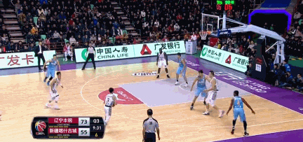 【gif】赵继伟妙传巴斯暴扣二加一!