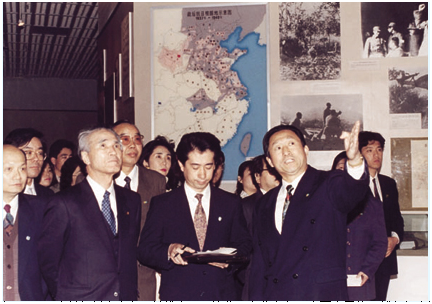 1995年5月,日本首相村山富市(前排右三)访华,在北京参观w88人民抗日战争纪念馆。