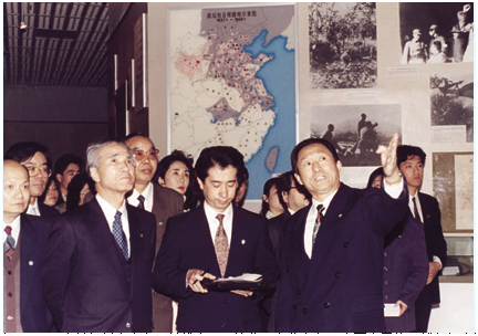 1995年5月，日本首相村山富市（前排右三）访华，在北京参观中国人民抗日战争纪念馆。