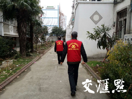 【暖新闻】一次敲门,敲开家门更敲开了心门