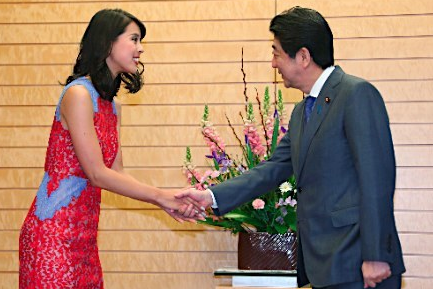 日本首相安倍晋三（右）和2017环球小姐日本代表阿布桃子（左）（来源：日本时事通讯社）