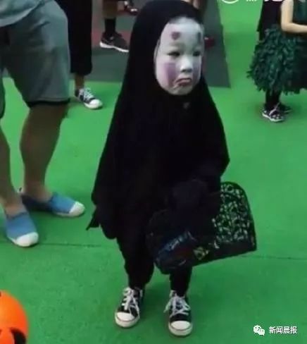 哄孩子吃药太难？这张照片火了！妈妈过分了，拉环都没开呢(图3)