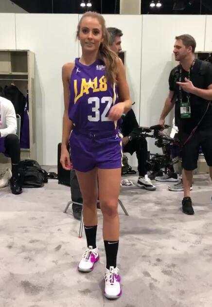2k 美女主播瑞秋展示自己全明星名人赛球衣