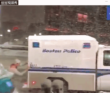 警车被困雪地 男版“冰雪女王”来帮忙(图)