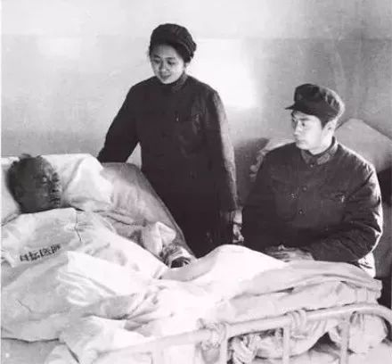 ▲资料图:1971年,小鲁探望病中的父亲陈毅元帅