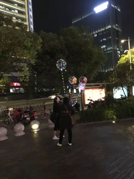 【提醒】一定要当心！这款“网红气球”会爆炸，瞬间烫穿毛线帽！