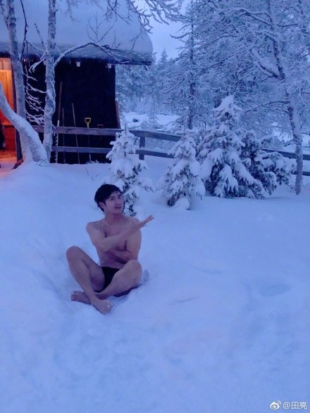 田亮赤身坐在雪地中,美丽冻人