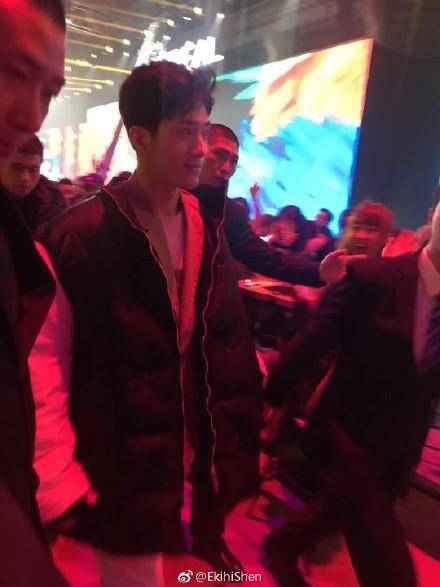 关晓彤和井柏然同框,鹿晗这秘密终于被捅破,格