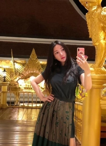 网友国外偶遇柳岩 不理别人随时随地不忘自拍