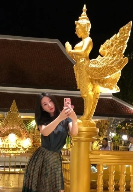 网友国外偶遇柳岩 不理别人随时随地不忘自拍