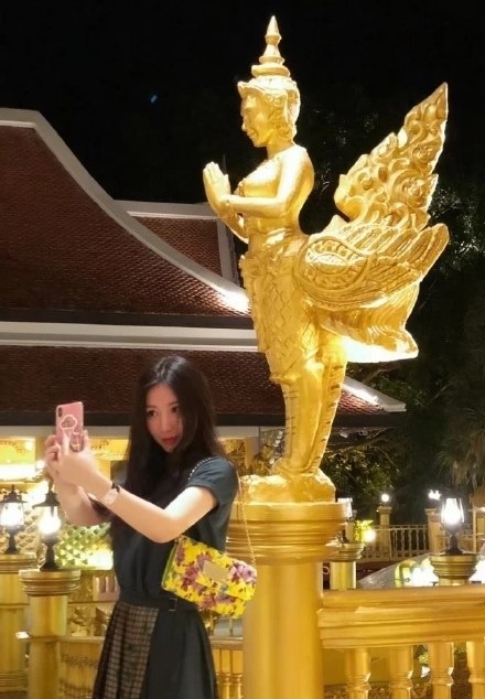 网友国外偶遇柳岩 不理别人随时随地不忘自拍