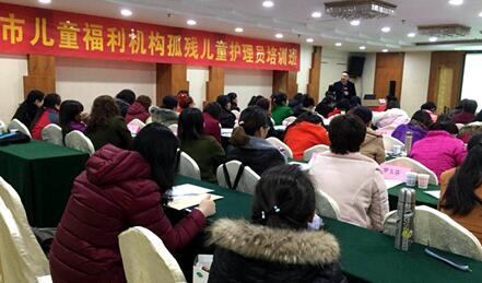 儿童精神心理专家 走进重庆儿童福利机构培训