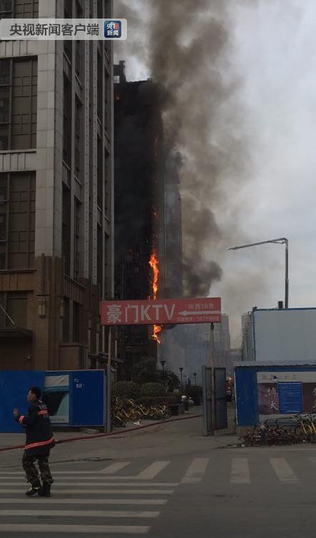央视新闻:郑州一座高楼着火 有急救车进出现场