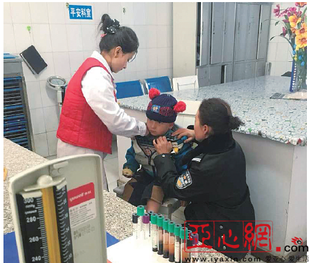 3岁男童高烧不退小姨抱孩子奔走一天看病